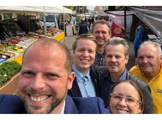 Theo Francken bezoekt zijn kiezers tijdens de markt in Begijnendijk